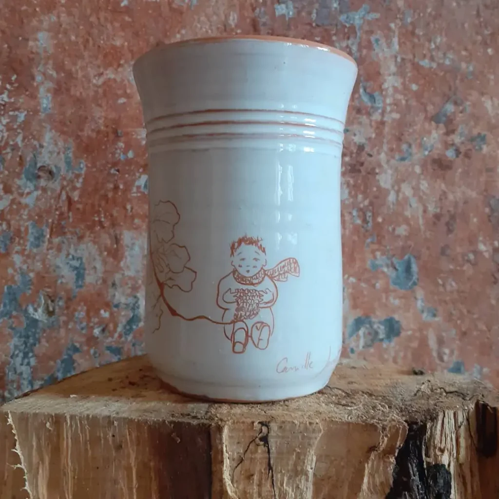 Enfance 2020 faïence rouge et engobe blanc (1), tasse illustrée, graver, céramique, camillepaulettejannette.com
