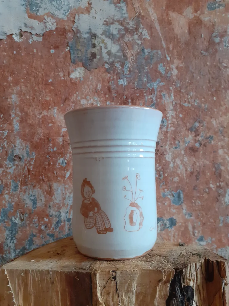 Enfance 2020 faïence rouge et engobe blanc (2), tasse illustrée, graver, céramique, camillepaulettejannette.com