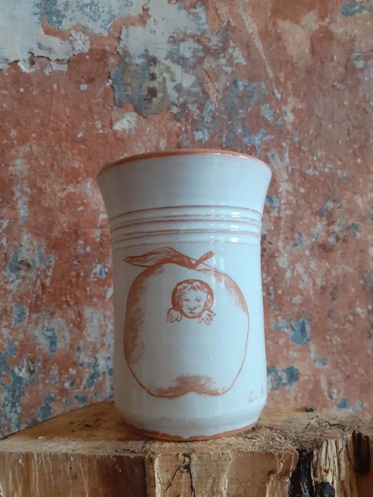 Enfance 2020 faïence rouge et engobe blanc (3), tasse illustrée, graver, céramique, camillepaulettejannette.com