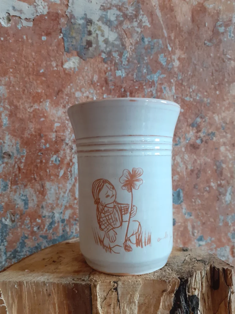 Enfance 2020 faïence rouge et engobe blanc (4), tasse illustrée, graver, céramique, camillepaulettejannette.com