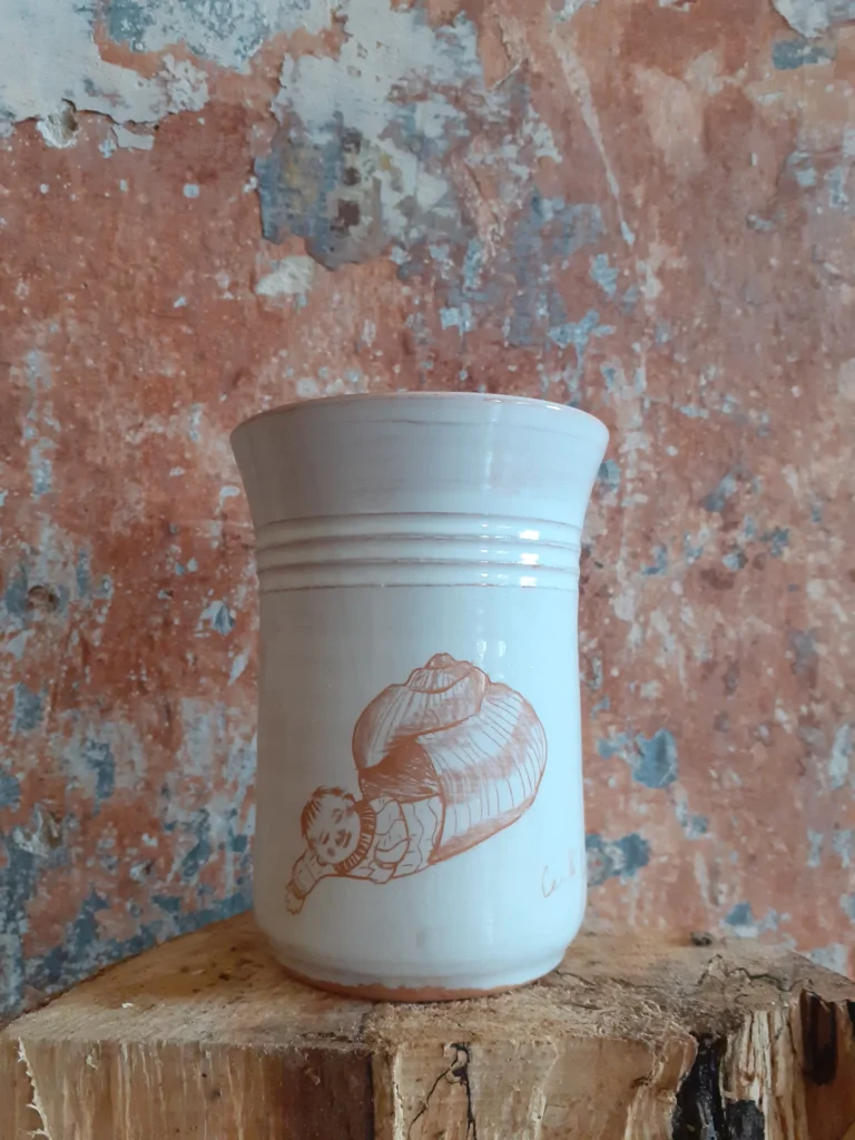 Faïence dessinée par Camille Paulette Jannete dans sa série de tasse illustrée Graver
