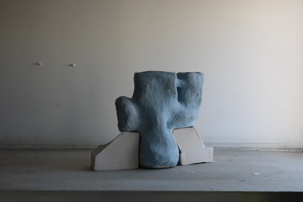 Le support emotionnel 2021 grès blanc et engobe bleu, , sculpture, camillepaulettejannette.com